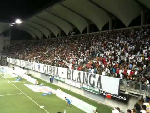 "Garra Blanca - Que Pasa Chuncho Hueco" Barra: Garra Blanca &bull; Club: Colo-Colo