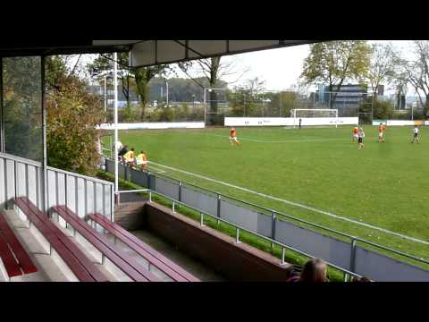 20111105 Voetbal Gr Lindt C1 - Oranje-Wit 3-1 - aanval (4).MTS