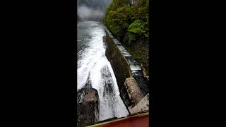 綾戸ダムの放流風景