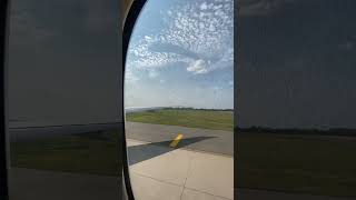 # 飛機由上客行到去起飛坪… 足足行了10 分鐘咁耐😱😱✈️✈️😬 It took 10 minutes from passenger boarding to the departure pad.