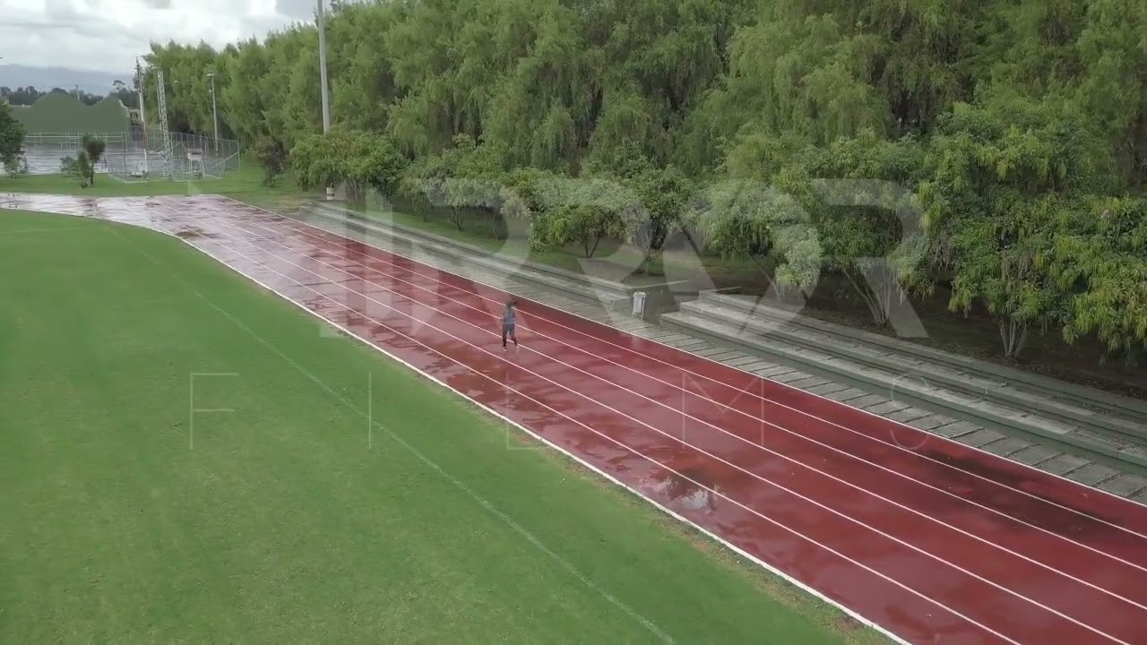 Mujer en pista de atletismo P5