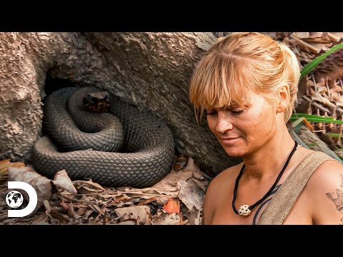 Lacey hunts a cottonmouth snake for the first time | Naked and Afraid: The Tribe | Discovery Brazil