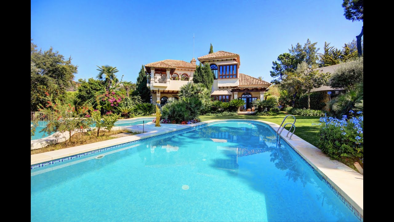 Exquisita villa de lujo con casa de invitados en parcela en primera línea de golf en venta en La Zagaleta, Benahavis