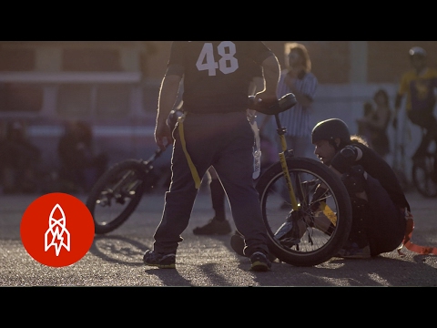 一輪車＋サッカー。何がうまくいかない可能性がありますか？ (Unicycles + Football: What Could Possibly Go Wrong?)