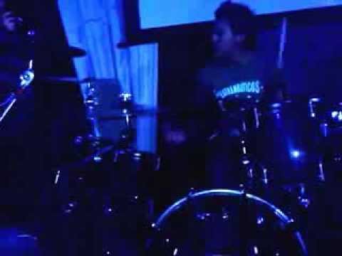 haciendo sound check bateria komando