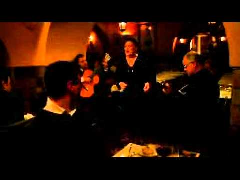 Anita Guerreiro, fadista interpreta "Tristezas Não Pagam Dividas."