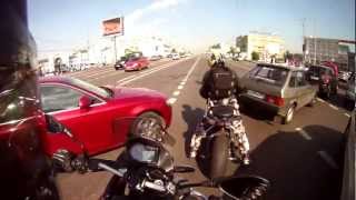 Смотреть онлайн Два мотоциклиста просачиваются сквозь пробку