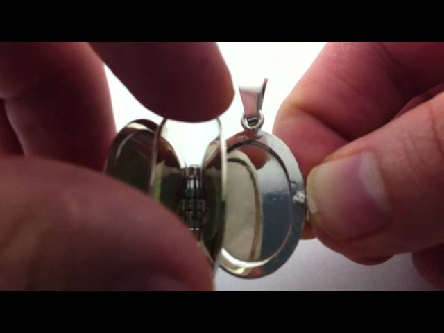Vídeo relacionado con Colgante Relicario Familiar Ovalado de Plata de Ley, con Cadena 18 pulgadas - Para 4 Fotos