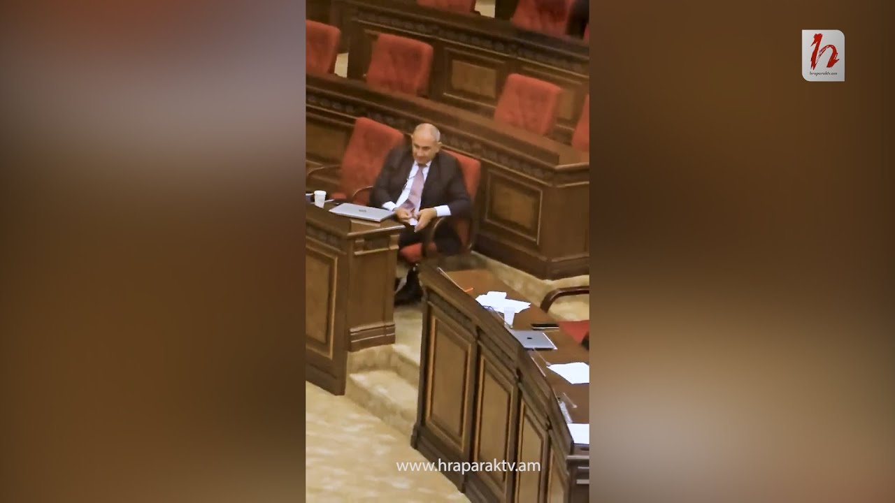 Փաշինյանը «թզբեհը» փոխարինել է ժամացույցով