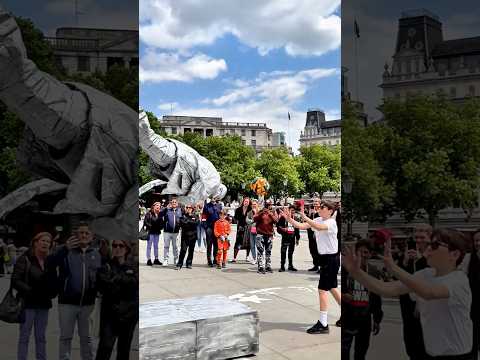 Having fun with the youngest generation. #silvermanstatueofficial  #valentinethestatue