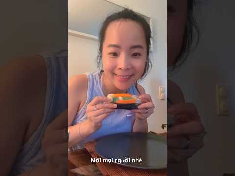 Ăn gỏi cuốn rong biển chấm nước tương tỏi ớt ngon mê