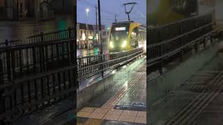 japanese tram 雨の中停留所に到着する宇都宮ライトレール #japanesetram #japaneserailway #宇都宮ライトレール #路面電車