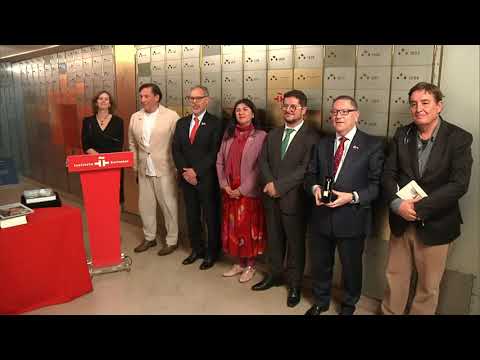 video PUCV deposita valiosos libros en la Caja de las Letras del Instituto Cervantes.