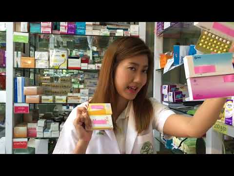ฮอร์โมน estrogen และ progesterone ขนาดเต้านมเพิ่มขึ้น สาวเปลือยที่สวยงามที่มีหน้าอกขนาดเล็กมาก