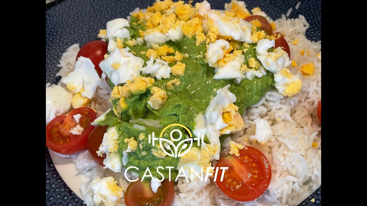 ARROZ CON SALSA DE AGUACATE Y HUEVO