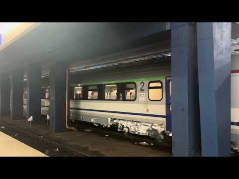 Wjazd pociąg PKP Intercity EP09-008 na stacji Warszawa centralna 