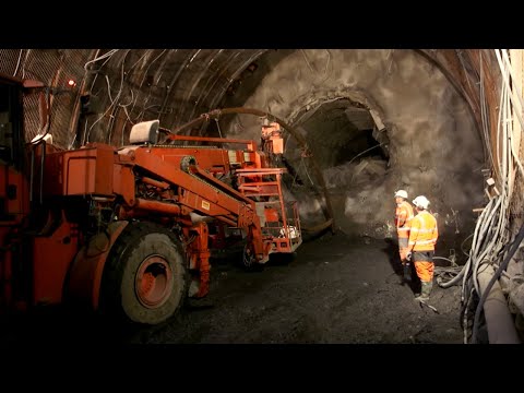 , title : 'Le plus grand tunnel du monde : les mineurs face aux montagnes'