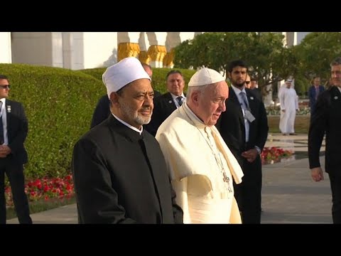 شاهد البابا فرنسيس يلتقي شيخ الأزهر وكبار علماء المسلمين في مسجد أبو ظبي الكبير…