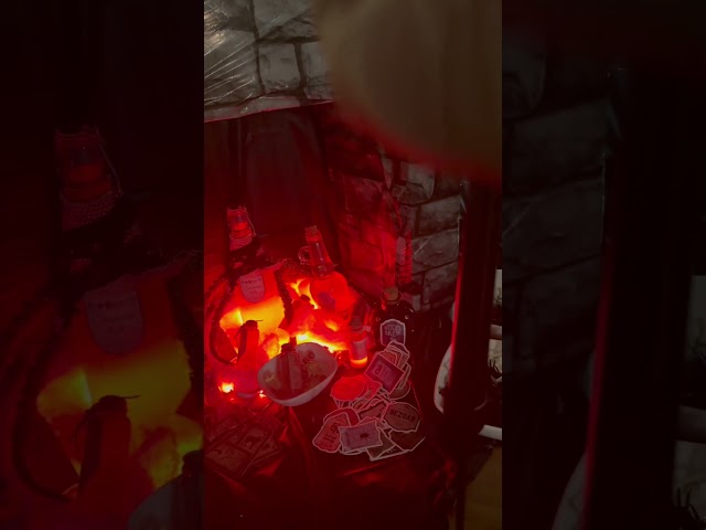 Vídeo relacionado con something different Vampire Tears - Velas negras - Juego de 4 velas sangrantes - Rituales góticos Halloween