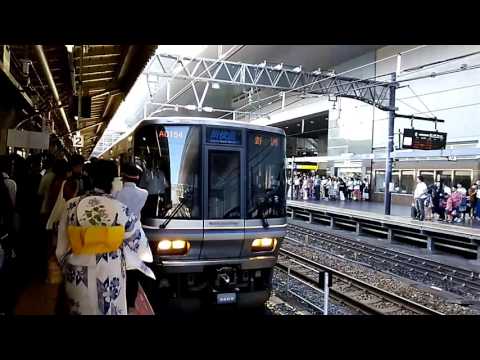 琵琶湖花火大会で京都駅大混雑新快速列車押し込め状態でなかなか扉が閉まらす