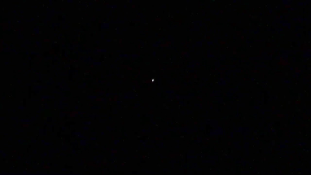Fel wit licht vliegt over en passeert vliegtuig - UFO Meldpunt Nederland