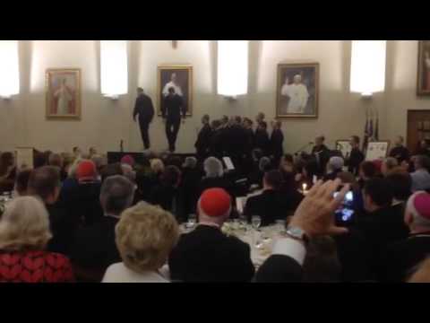 Видео с двойка танцуващи католически свещеници се превърна в хит