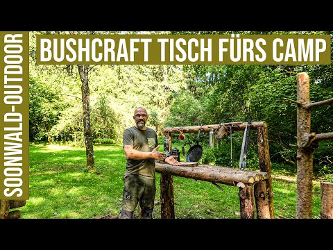Bushcraft Tisch fürs Bushcraft Camp an der Feuerstelle gebaut. Für Outdoor Cooking und Waldhandwerk
