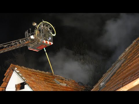 Brand in Nebengebäude - Feuerwehr verhindert Übergriff der Flammen