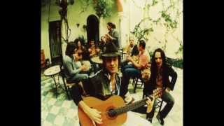 Estoy sentado en mi cama - Los Delinquentes