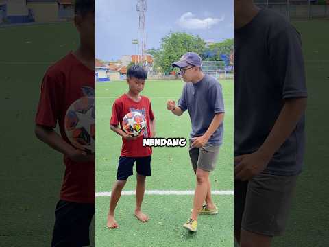 Bisa tendang bola yang mana paling jauh? #bangjuggling