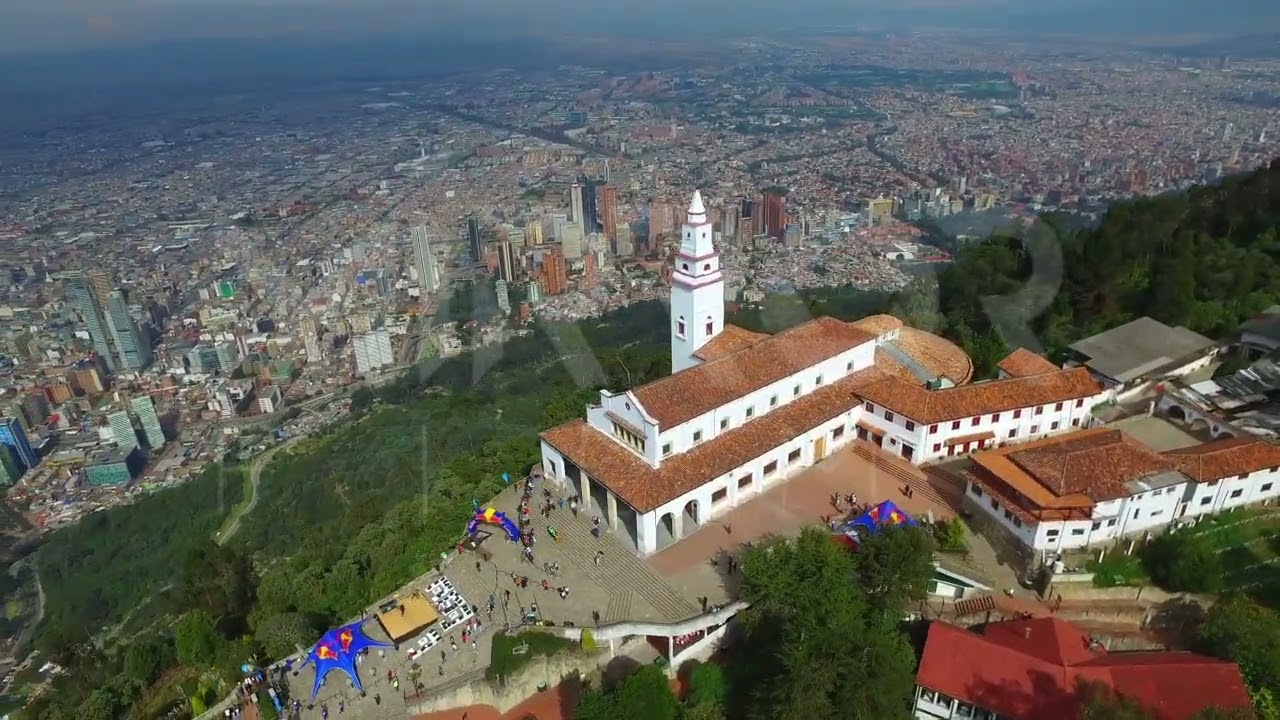 Iglesia sobre imponente montaña, Monserrate