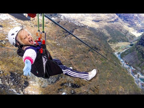 5 Jahre alter BRAVES-Weltrekord in der Seilrutsche! ❄️ Elsas GEFRORENER Berg ❄️