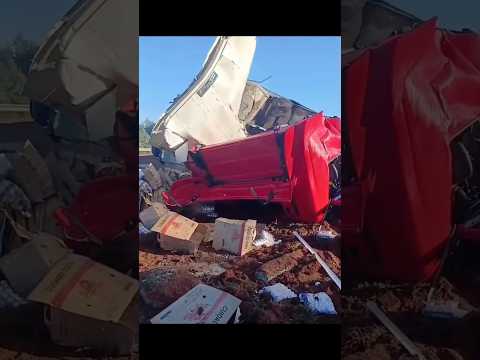 Caminhão carregado com ovos sai da pista na ERS-153 e mobiliza resgate em Barros Cassal