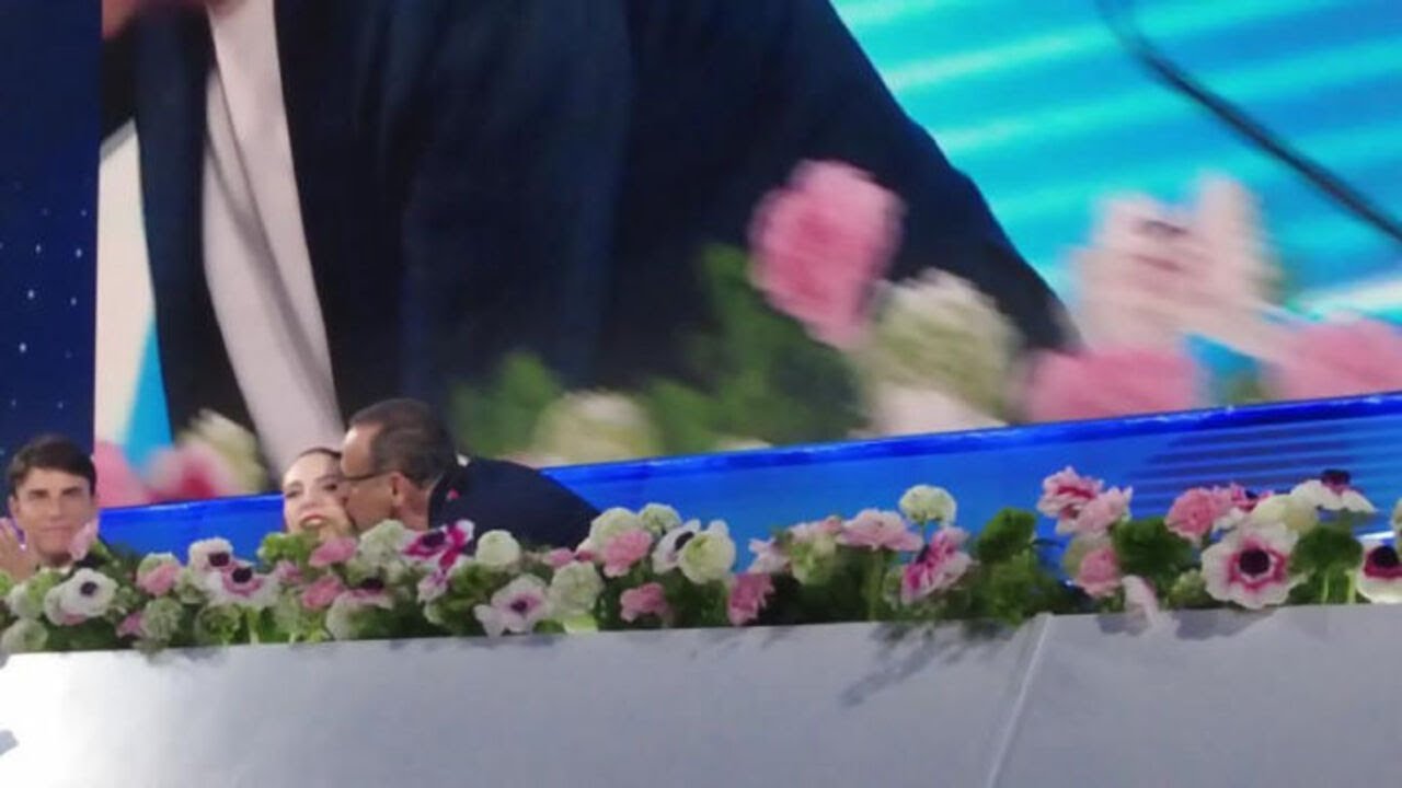 Carlo Conti, premiato nella sua ultima conferenza stampa, saluta Bruno il pescatore