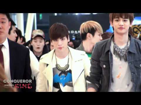 [FANCAM] 12.03.28 Handsome SHINee Walking & Jonghyun's eye contact and smile.flv