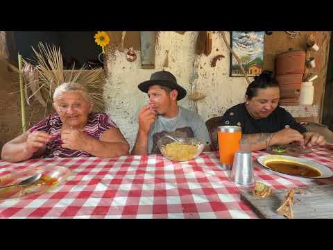 Vasmo is having lunch with the noisy bunch. 🙏🏻 Gratitude