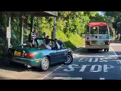 車CAM直擊 - 點解！？小巴落客，癡線 MX5 扭左撞上行人路巴士站 (轉載)