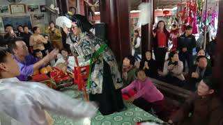 preview picture of video 'Một đoạn trong hầu đồng tại đền Ông Hoàng Bảy Bảo Hà'
