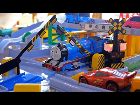 Thomas the Tank Engine ☆ Shining railroad crossing Tomica Town and switching Plarail course!