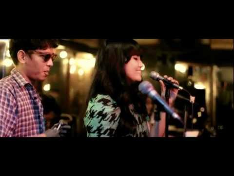 White Shoes & The Couples Company Feat. oomleo - Vakansi (Live at Jaya Pub)
