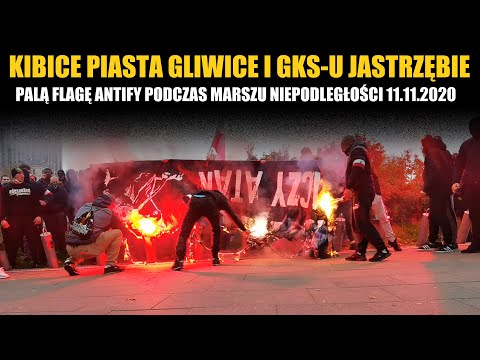 Kibice Piasta Gliwice i GKS-u Jastrzębie palą flagę ANTIFY podczas Marszu Niepodległości 11.11.2020