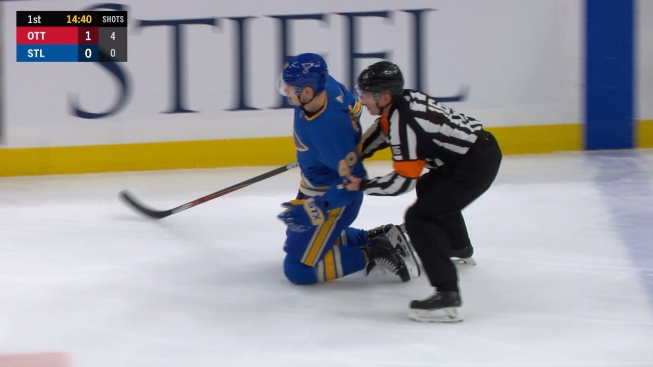 Vidéo:  Le gars doit se faire pousser par l'arbitre après avoir perdu la LAME de son patin.