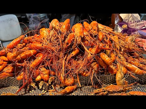 Maior mercado noturno em Puli Township, condado de Nantou, Taiwan. Um dia antes da noite de Natal.