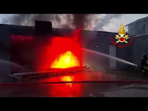 Fiamme alte dal garage: bruciano un'auto, una bici elettrica e l'inverter del fotovoltaico