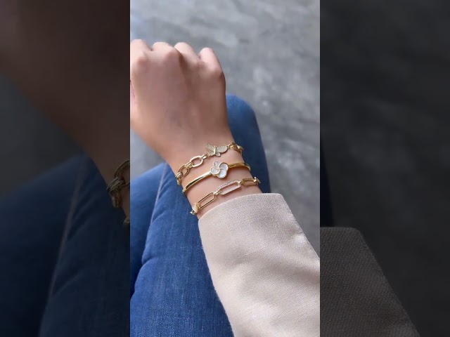 أسورة فراشة أنيقة باللون الذهبي (B885) .