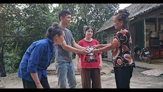 Download lagu Nhuong couldn't borrow money to pay the carpentry workshop; Mrs. Phong used all her savings to help. mp3