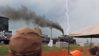 preview picture of video '[HD] Lightning behind duramax pulling at East Coast Nationals Numidia PA 7/20/2013'