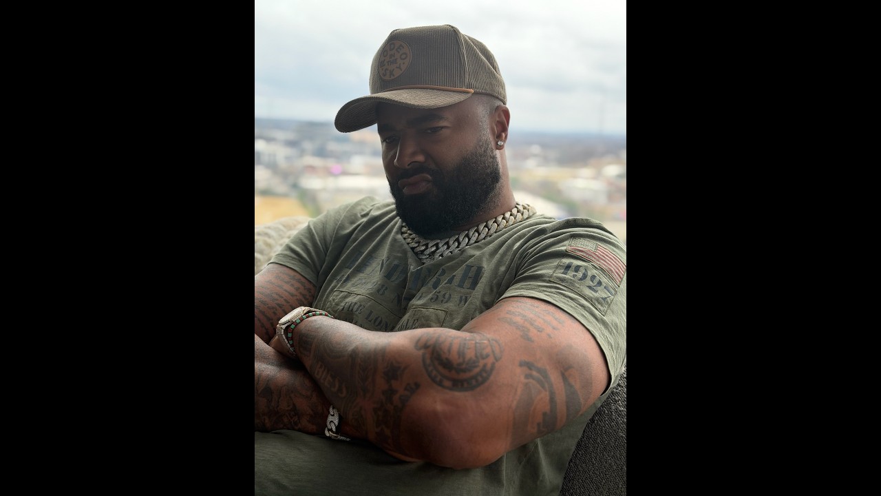 When Mike gets checked from head to toe by Sunny & Lesa at the same time!