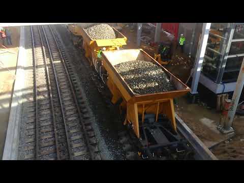 Gdynia Karwiny - Zasypywanie tłuczniem toru.