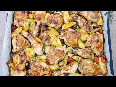 Pollo al forno con patate, cipolle e pomodorini
